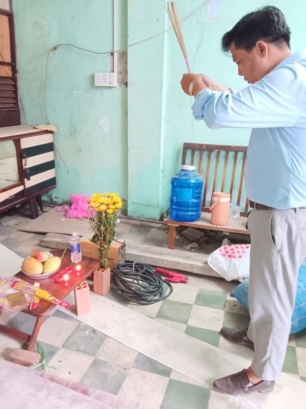 Anh Trường tiến hành lễ cúng động thổ để Xây Dựng Sao Việt thi công nhà 