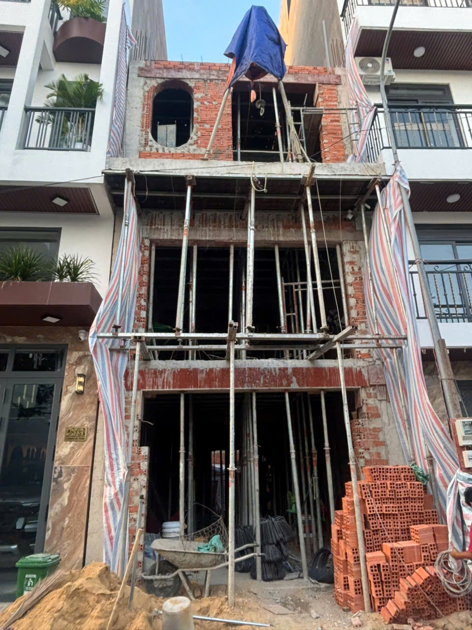 THI CÔNG GHÉP COFFA SÀN LẦU 1 – CÔNG TRÌNH NHÀ PHỐ ANH TIẾN (P. TRUNG MỸ TÂY)